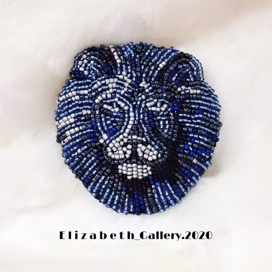 سنجاق سینه جواهر دوزی طرح شیر پوست تماماً چرم و به رنگ آبی.