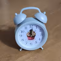ساعت رومیزی زنگدار فانتزی  طرح  کاپ کیک 2
