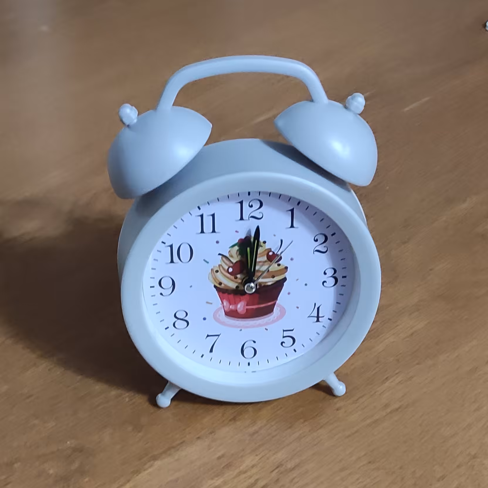ساعت رومیزی زنگدار فانتزی  طرح  کاپ کیک 2