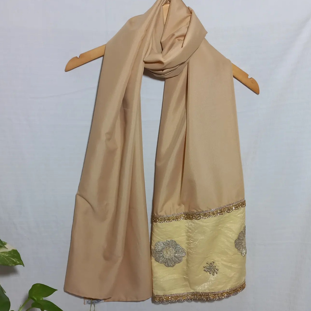 شال کرم گلدار(دستدوز)