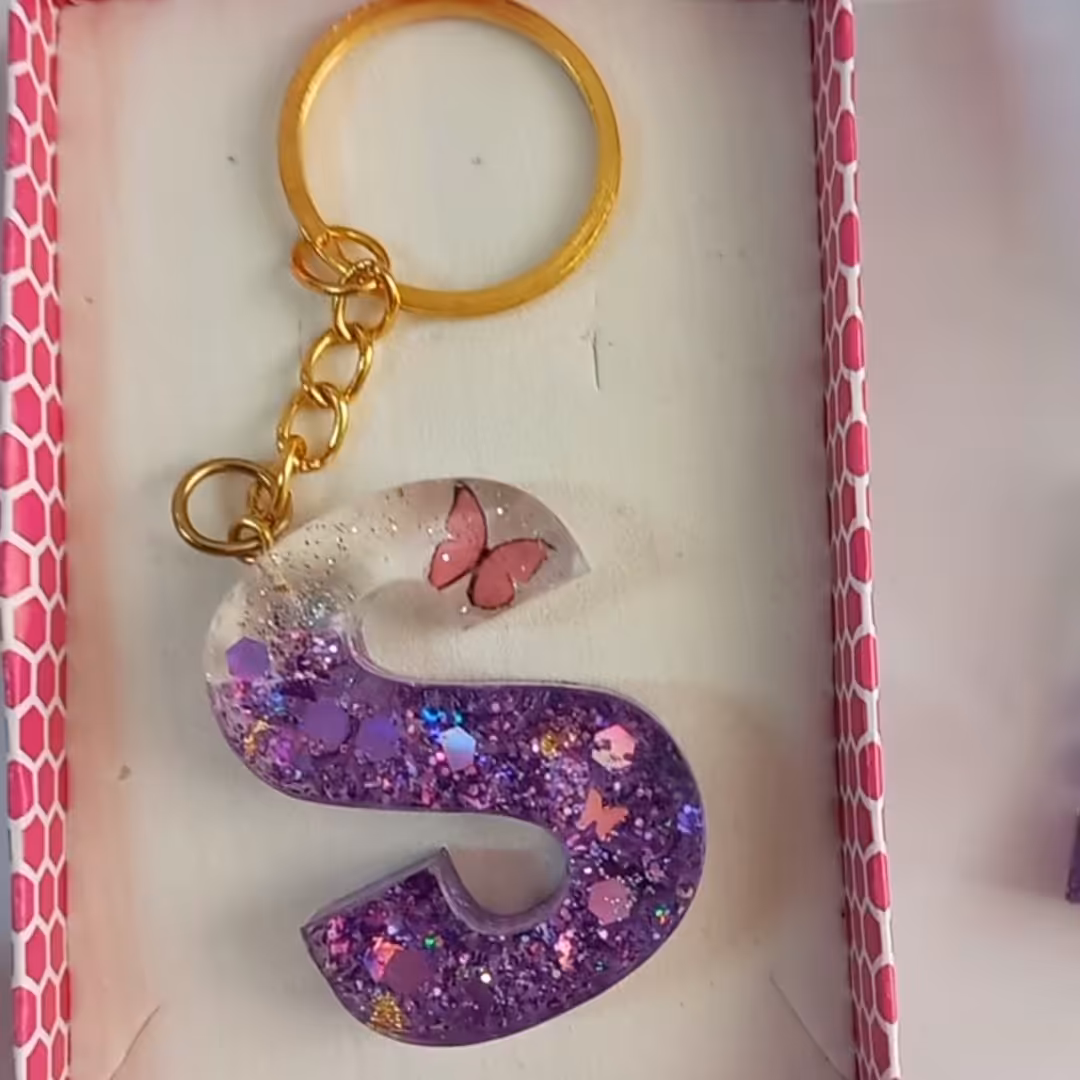 جاکلیدی رزینی حروف انگلیسی تزئین شده با اکلیل مجیک بنفش یاقوتی نشکن و مقاوم 