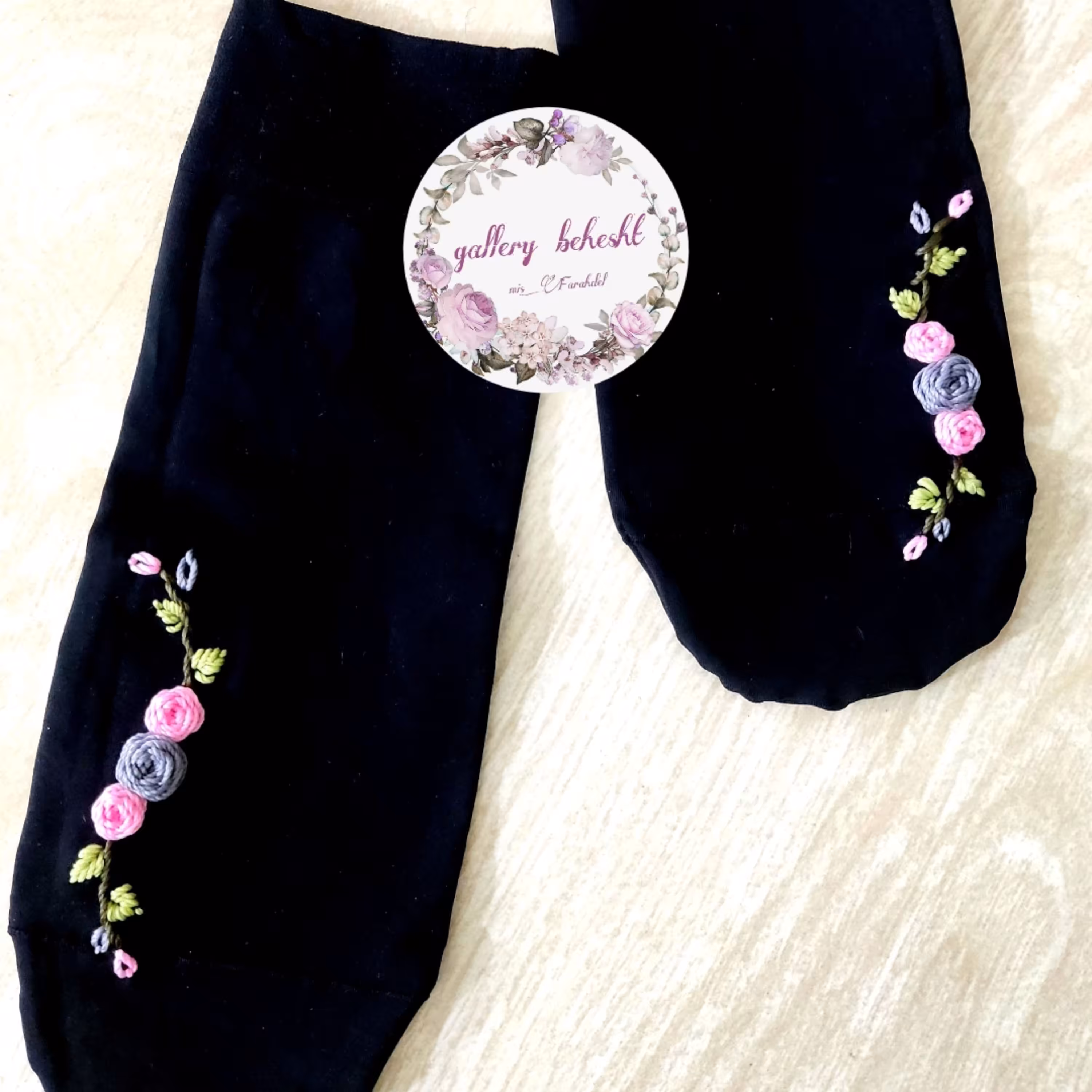 جوراب گلدوزی طرح سه گل طوسی و صورتی کد 2