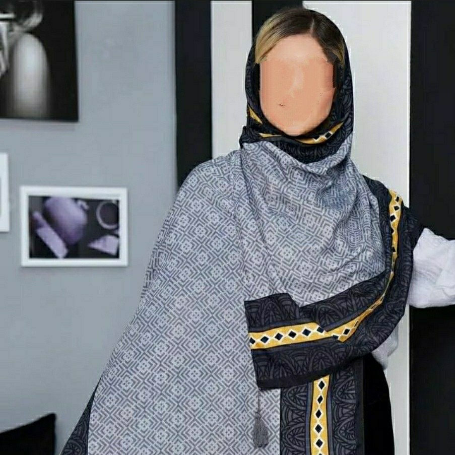 شال بهاره نخ پنبه آویز دار رنگ زمینه شال طوسی رنگ حاشیه زرد