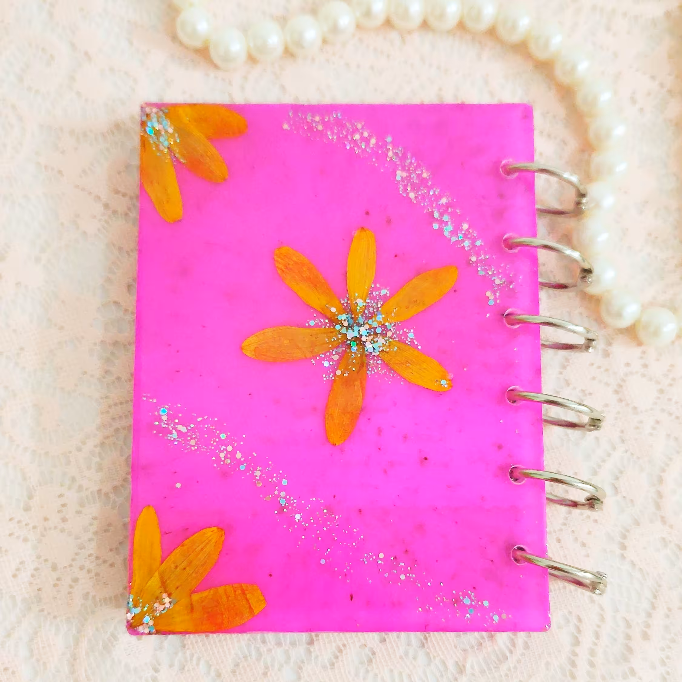 کلاسور a7رزینی دستساز کار شده با گلبرگهای گل طبیعی