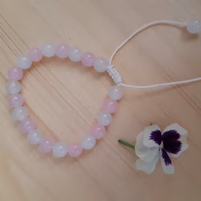 دستبند با مهره سنگی سفید و صورتی با قفل کشویی مناسب برای همه سنین