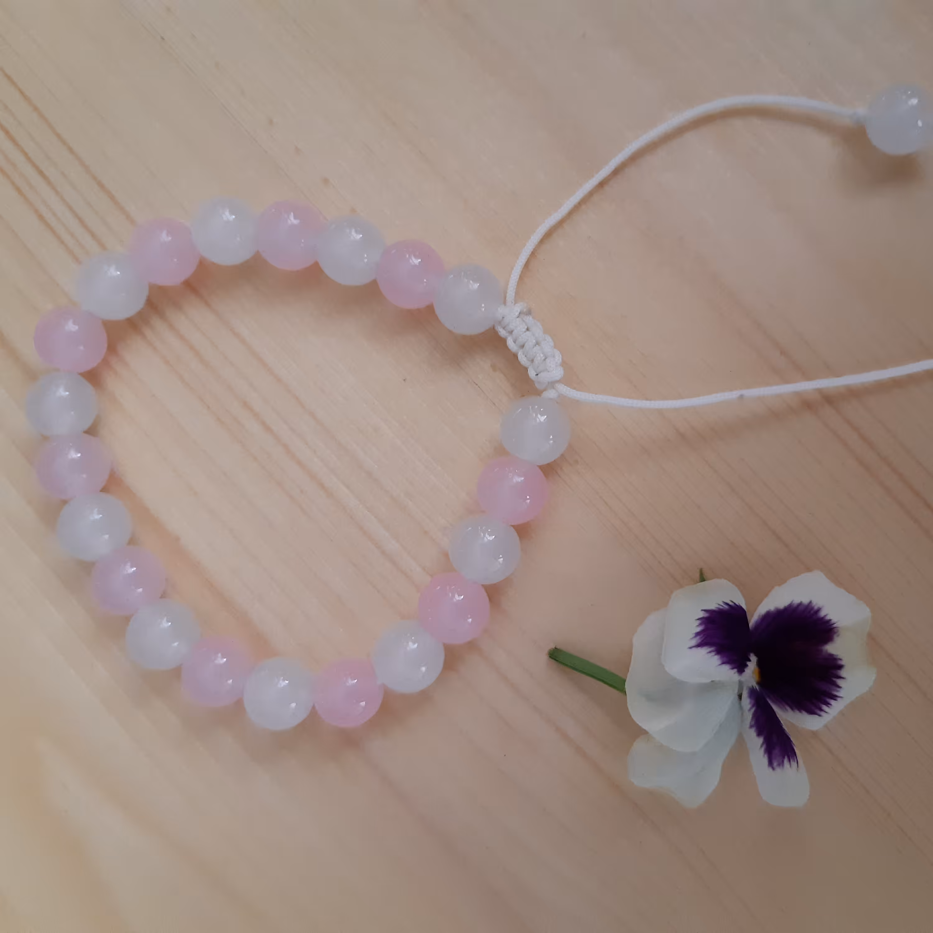 دستبند با مهره سنگی سفید و صورتی با قفل کشویی مناسب برای همه سنین