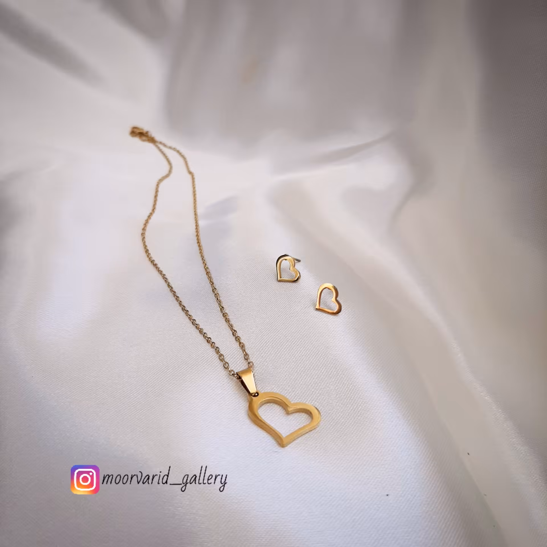 نیم ست طرح قلب طلایی رنگ ثابت و ضد حساسیت شامل گوشواره و دستبند