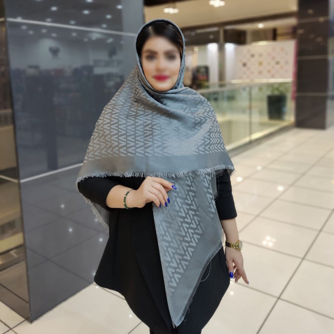 روسری دورو نخ ابریشم ژاکارد وارداتی لمه دار طرح جدید V رنگ طوسی تیره