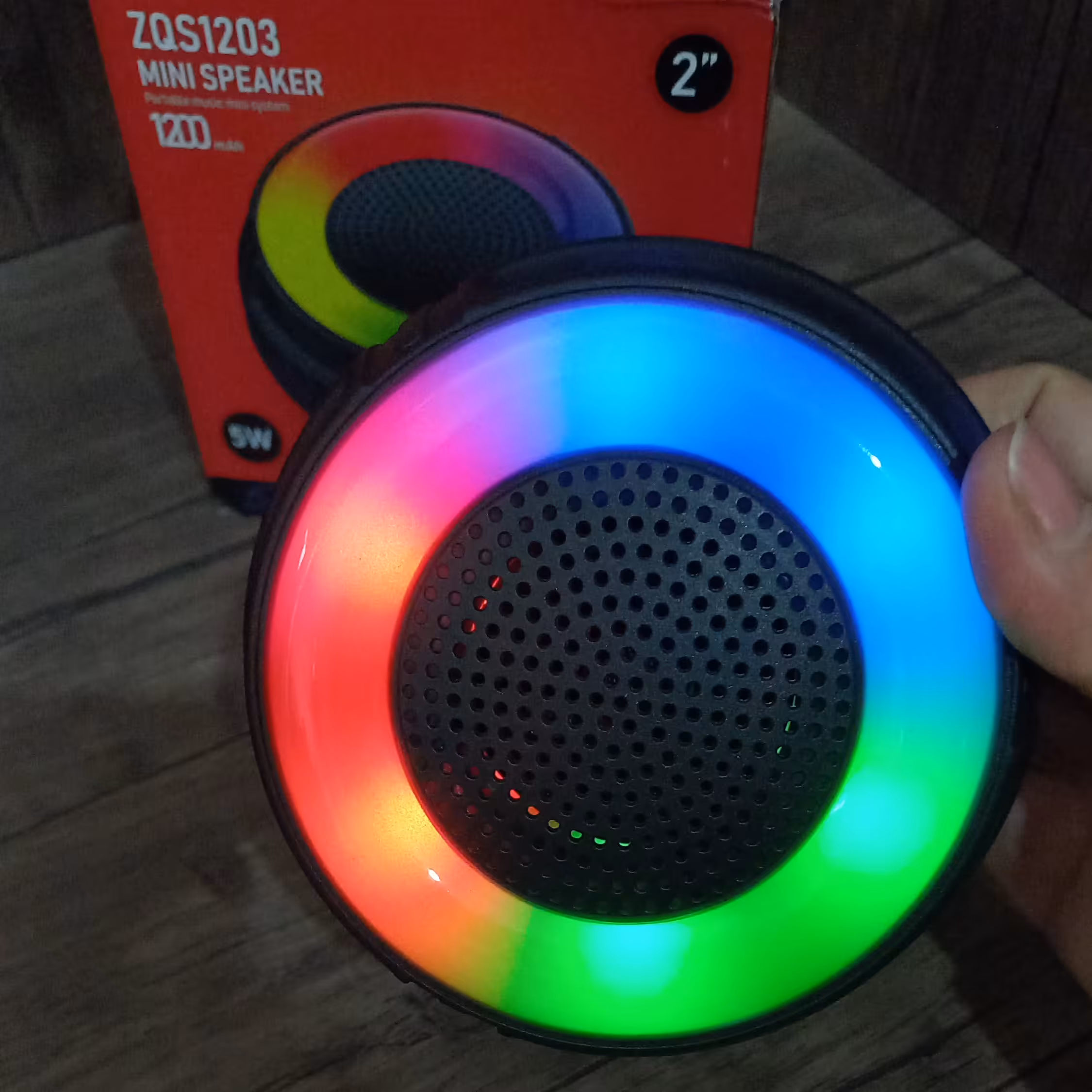 اسپیکر بلوتوثی  قابل حمل ZQs1203  رنگ مشکی دارای رقص نور 