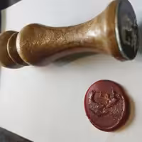 لاک و مهر یا مهر و موم فلزی با دسته چوبی خراطی شده زیبا