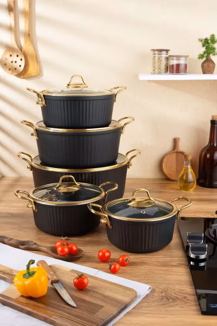 قابلمه تک سایز 28 گرانیتی فورج برند اویز مدل السا دسته طلایی رنگ مشکی