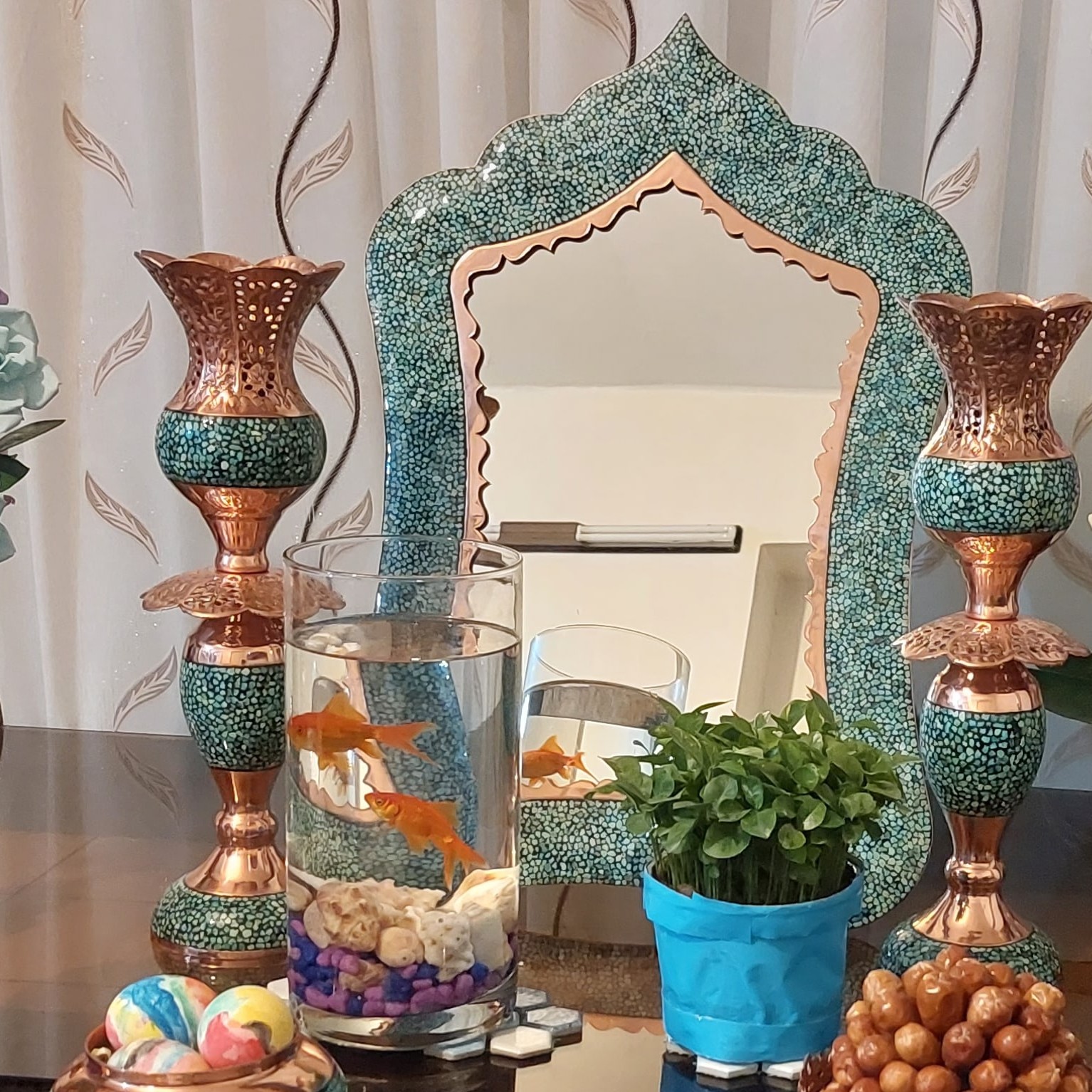 آینه ودو جفت لاله زیبا ارتفاع آینه 60وارتفاع لاله 40 با شبکه بری وقلم زنی دور لاله ها ،دو جفت لاله ویک آینه