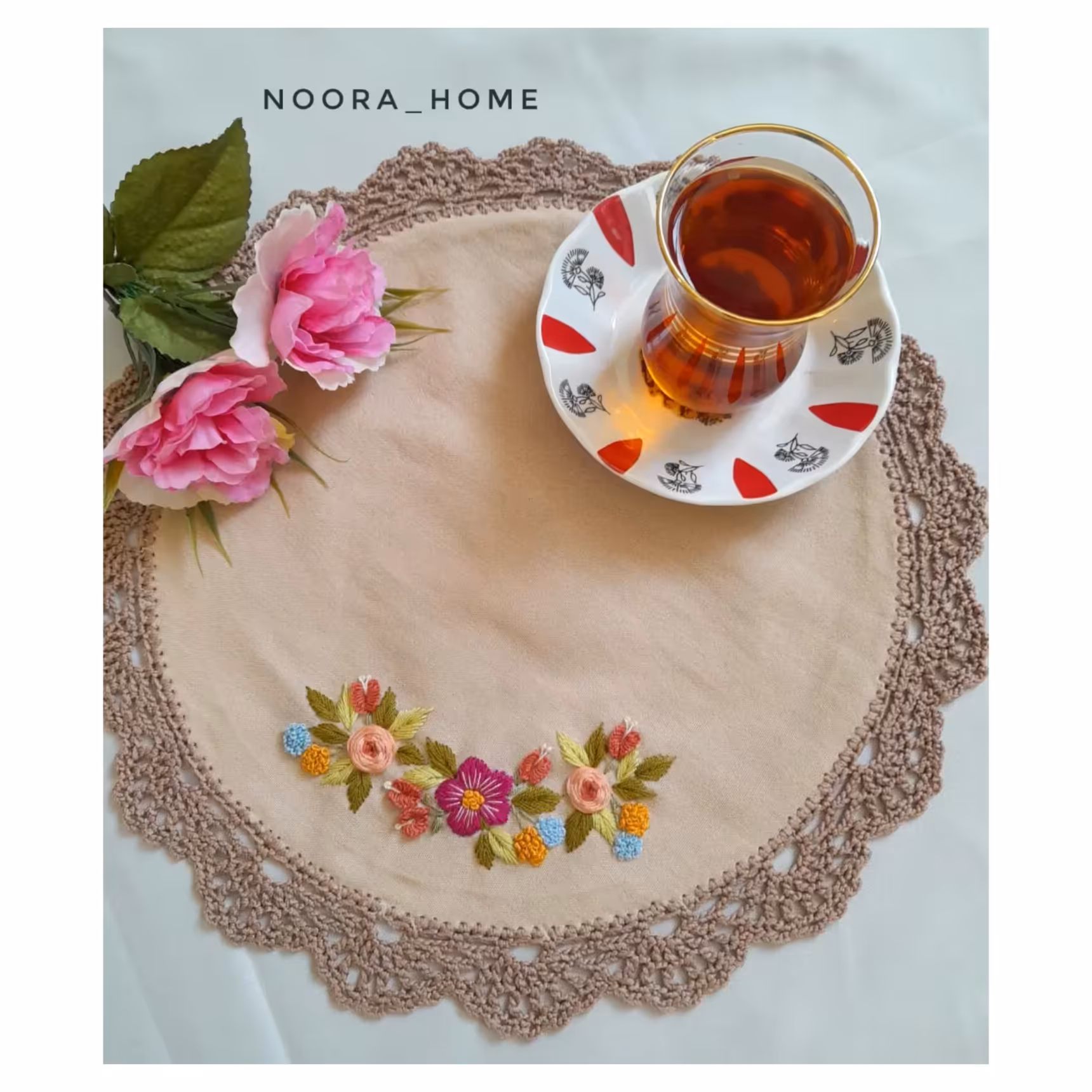 رومیزی گلدوزی شده