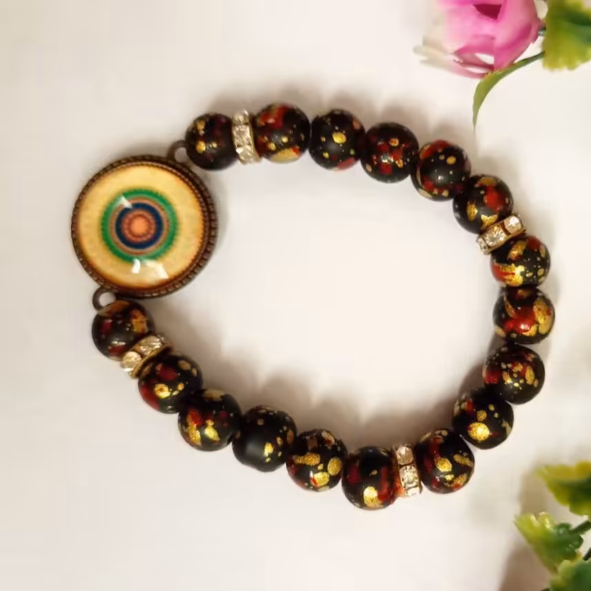 دستبند کشی مشکی طلایی رزین دار