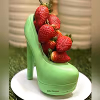 کفش شکلاتی بزرگ با توت فرنگی 