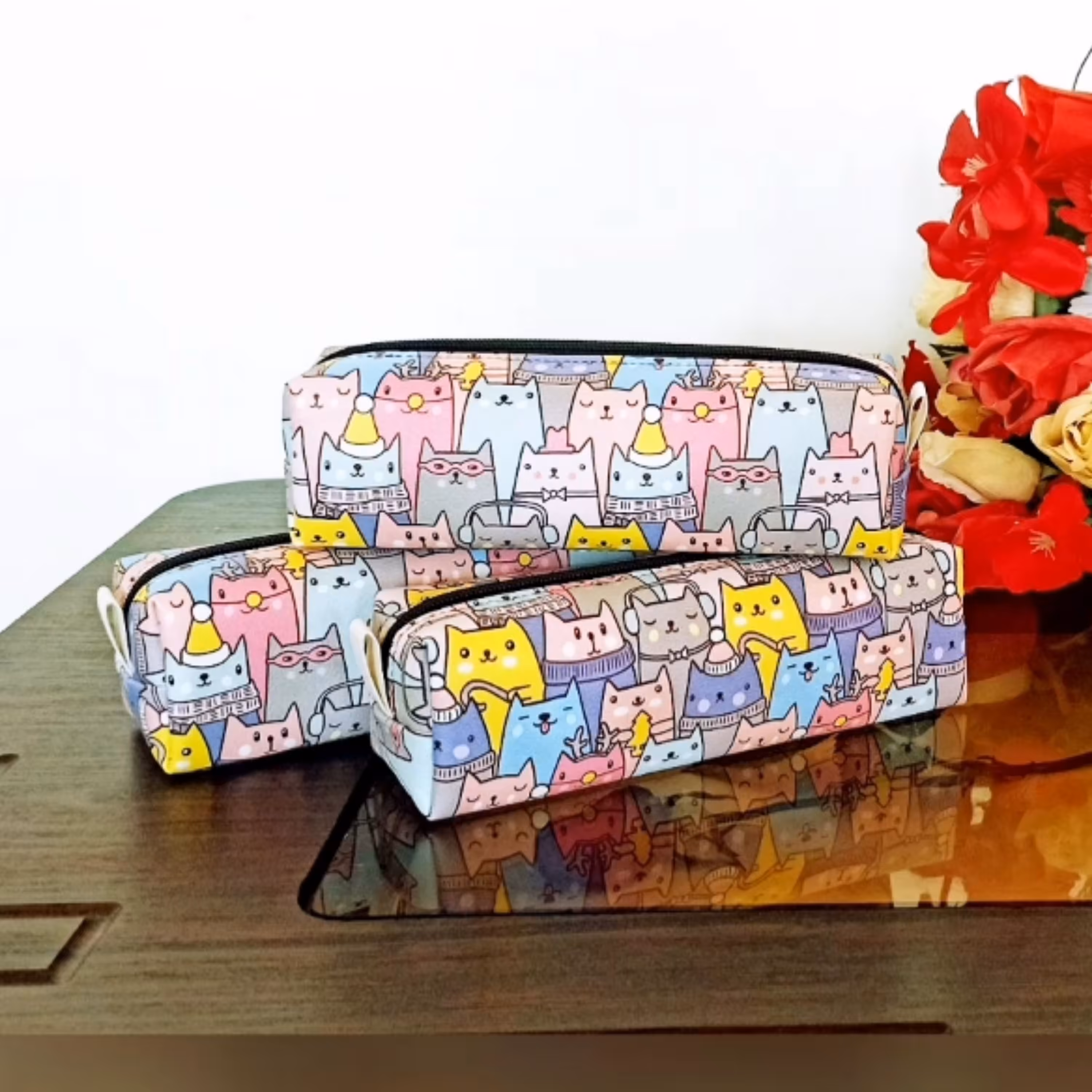 جامدادی .چرمی فانتزی. طرح گربه های هدفون به گوش . دارای آستر و فوم. کد 