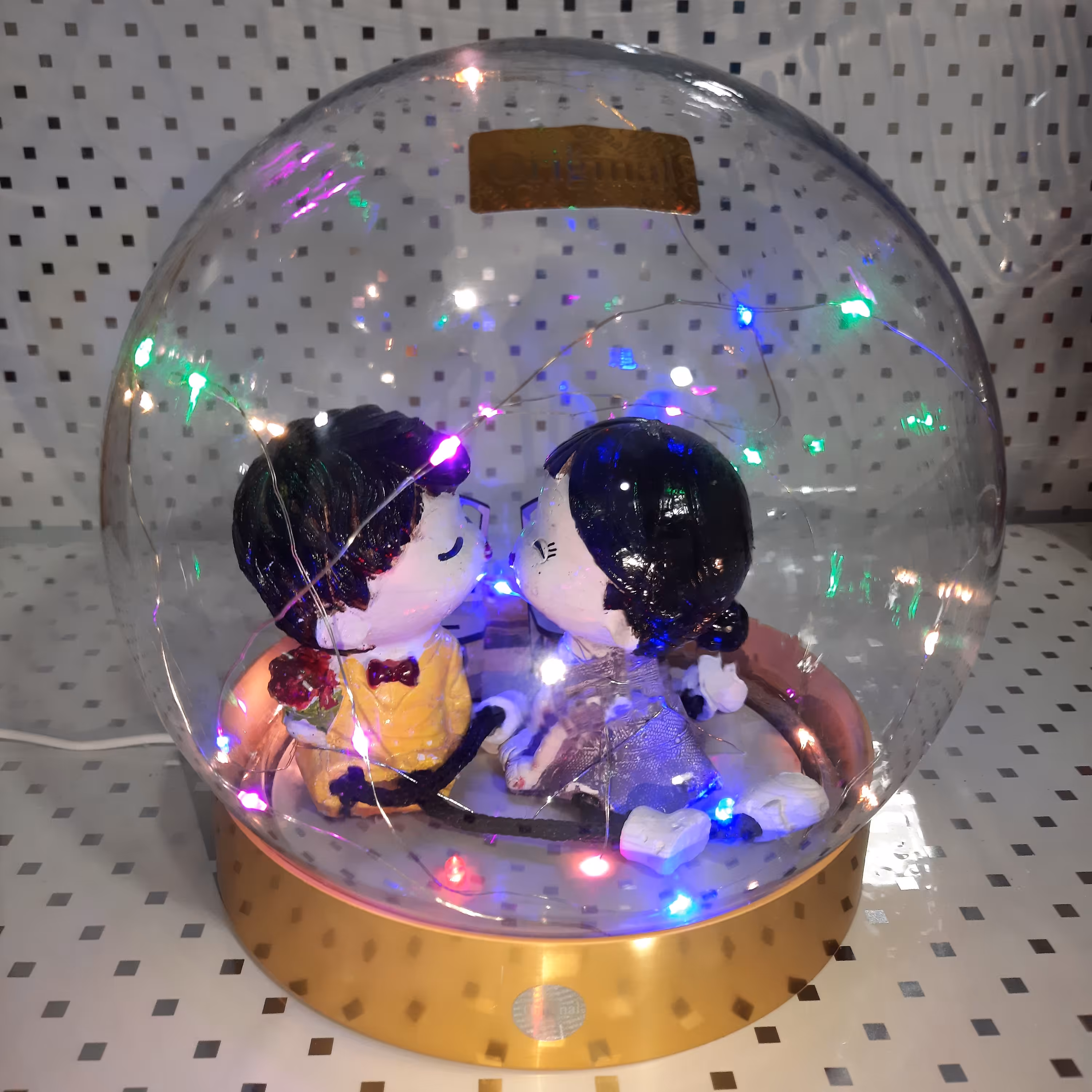 باکس کادوی تولد جالب ومحبوب  طرح دختر پسر بوسه تخت خواب چوبی چراغ خواب usb خور 