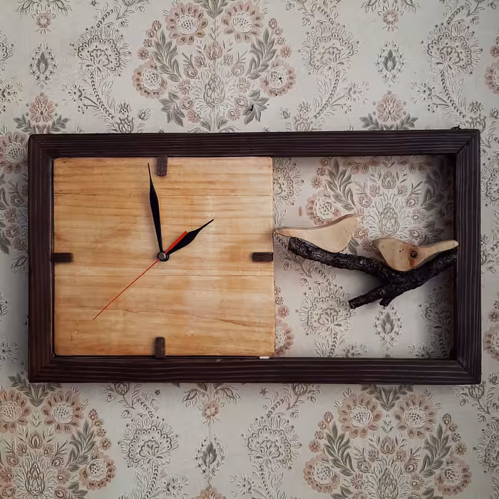 ساعت دیواری چوبی دکوری همراه با پرنده به صورت عمودی و افقی 