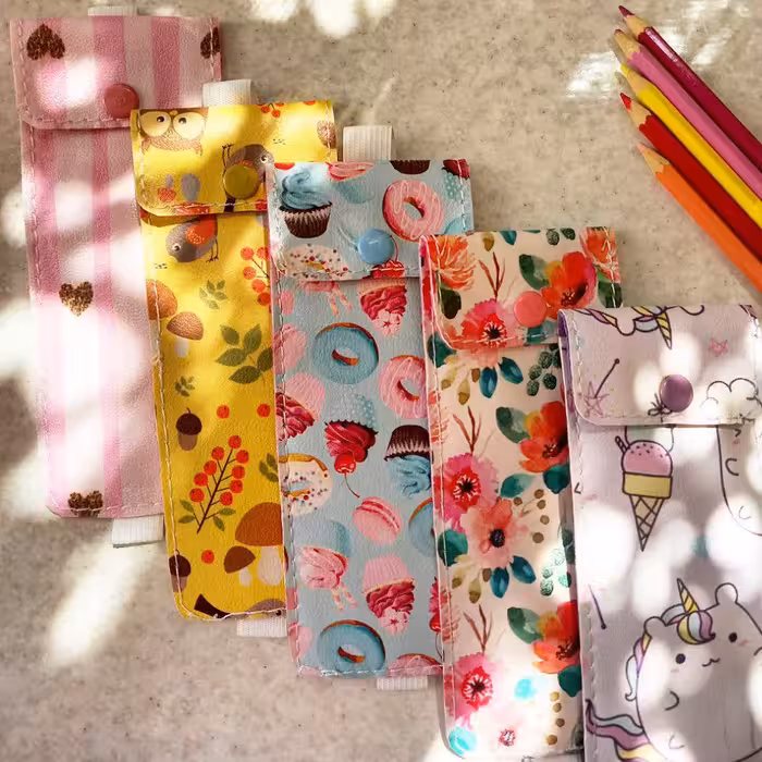 جامدادی کشدار . مناسب برای دانشجویان . روی جلد کتاب و دفتر قرار میگیره و همیشه همراهته