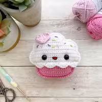گیفت و جادعایی نوزاد طرح کاپ کیک دست بافت جاکلیدی آویز اپلیکه کاپ کیک

