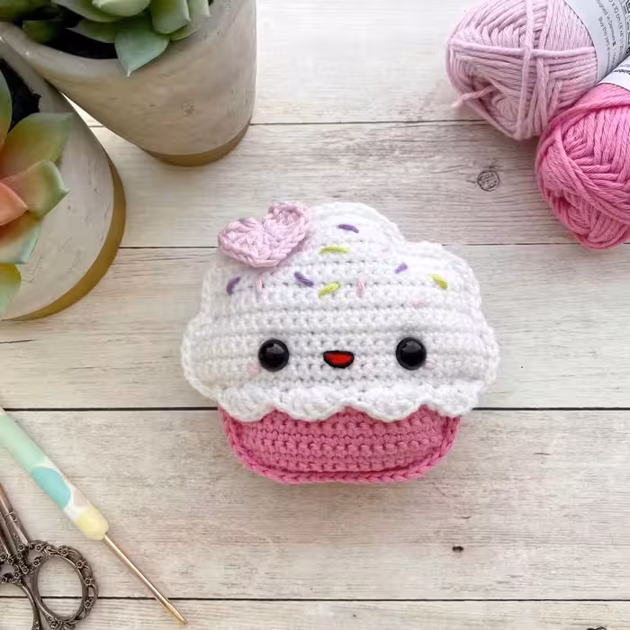 گیفت و جادعایی نوزاد طرح کاپ کیک دست بافت جاکلیدی آویز اپلیکه کاپ کیک
