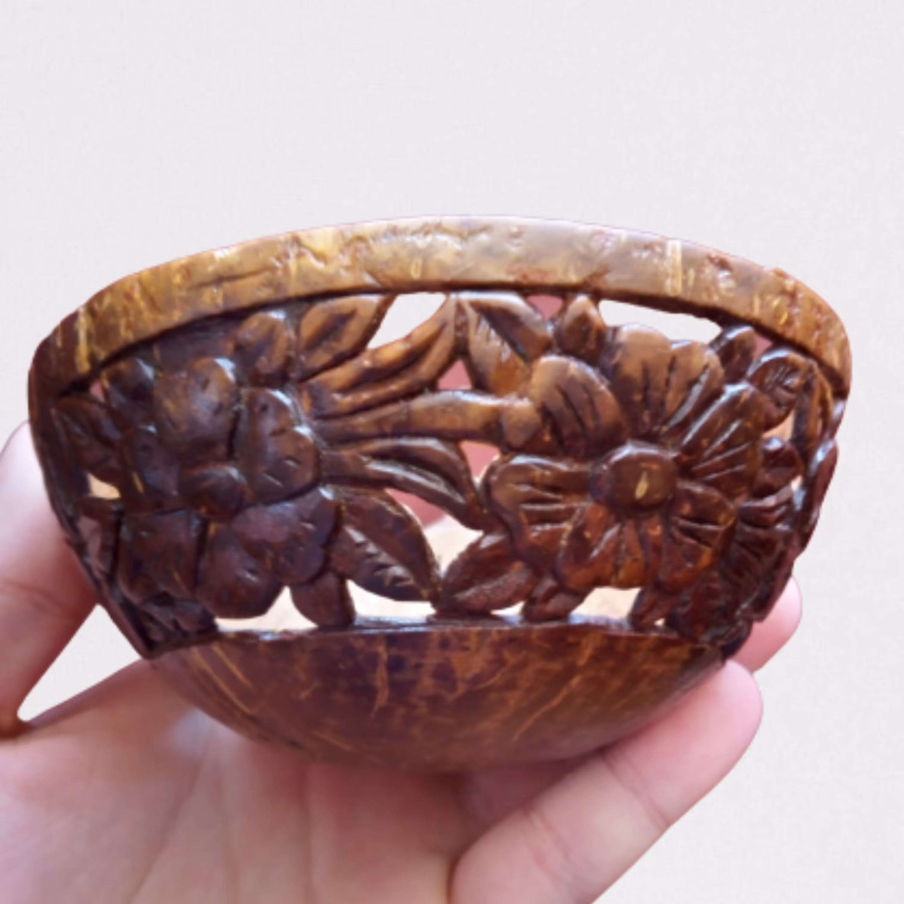 کاسه چوبی از نارگیل منبت کاری شده