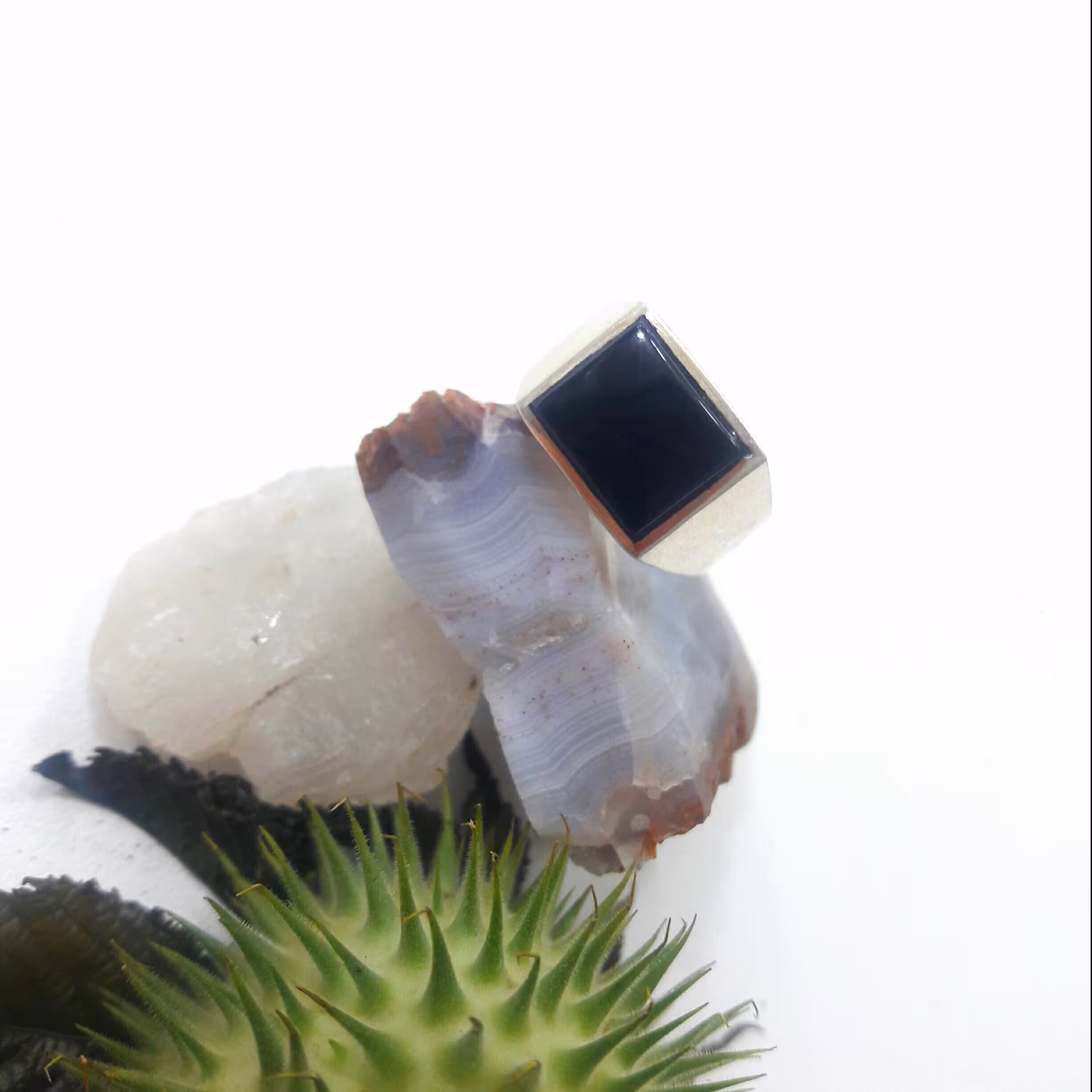 انگشتر نقره مردانه با رکاب دستساز اثری شیک با نگین عقیق سیاه اصل،حرزدار