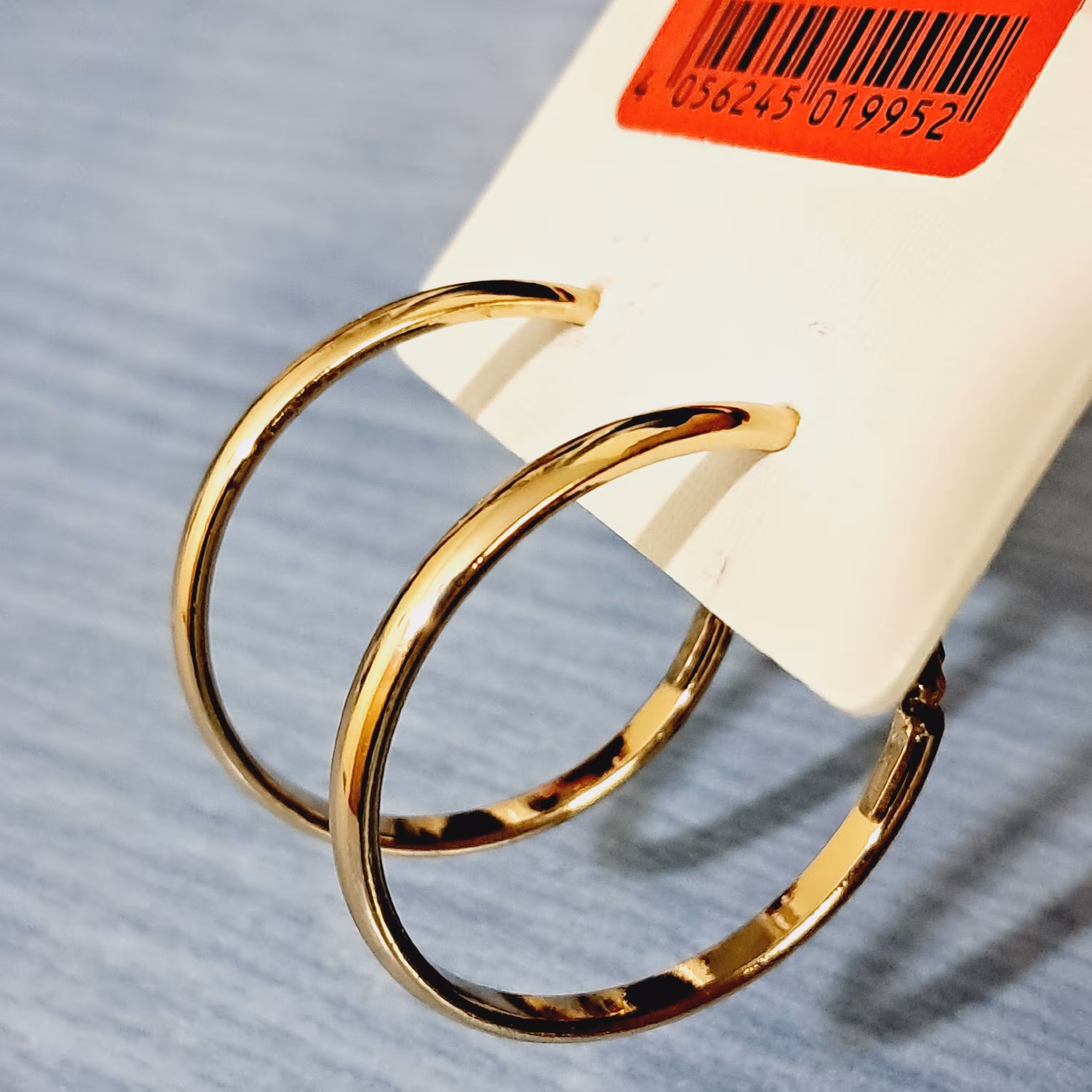 گوشواره مشابه طلا زیبا و جذاب زرد طلایی براق.مناسب هدیه...روزانه بدلیجات 50 درصد تخفیف رو استوری میکنیم.مارو دنبال کنید.