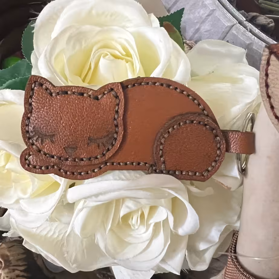 جاکلیدی گربه با چرم طبیعی و نخ موم زده ی محکم وحلقه ی نقره ای عالی