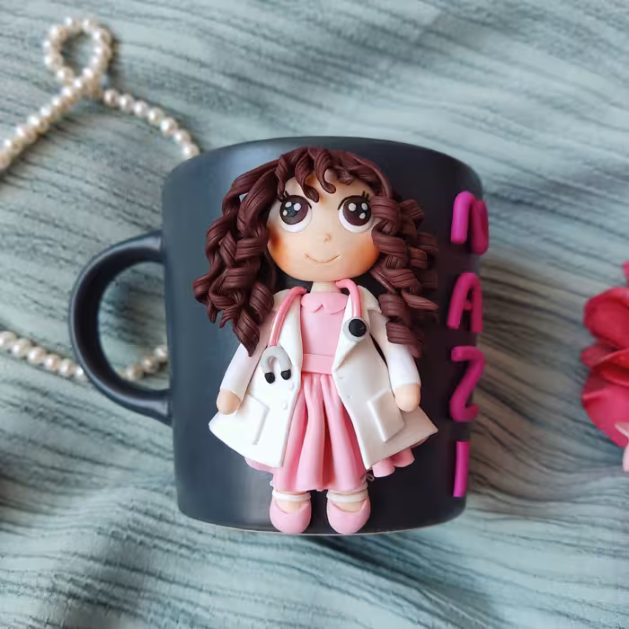 ماگ عروسکی خانم دکتر با ارتفاع 9 سانتی متر با خمیر پلیمری فیمو(با اسم دلخواه)