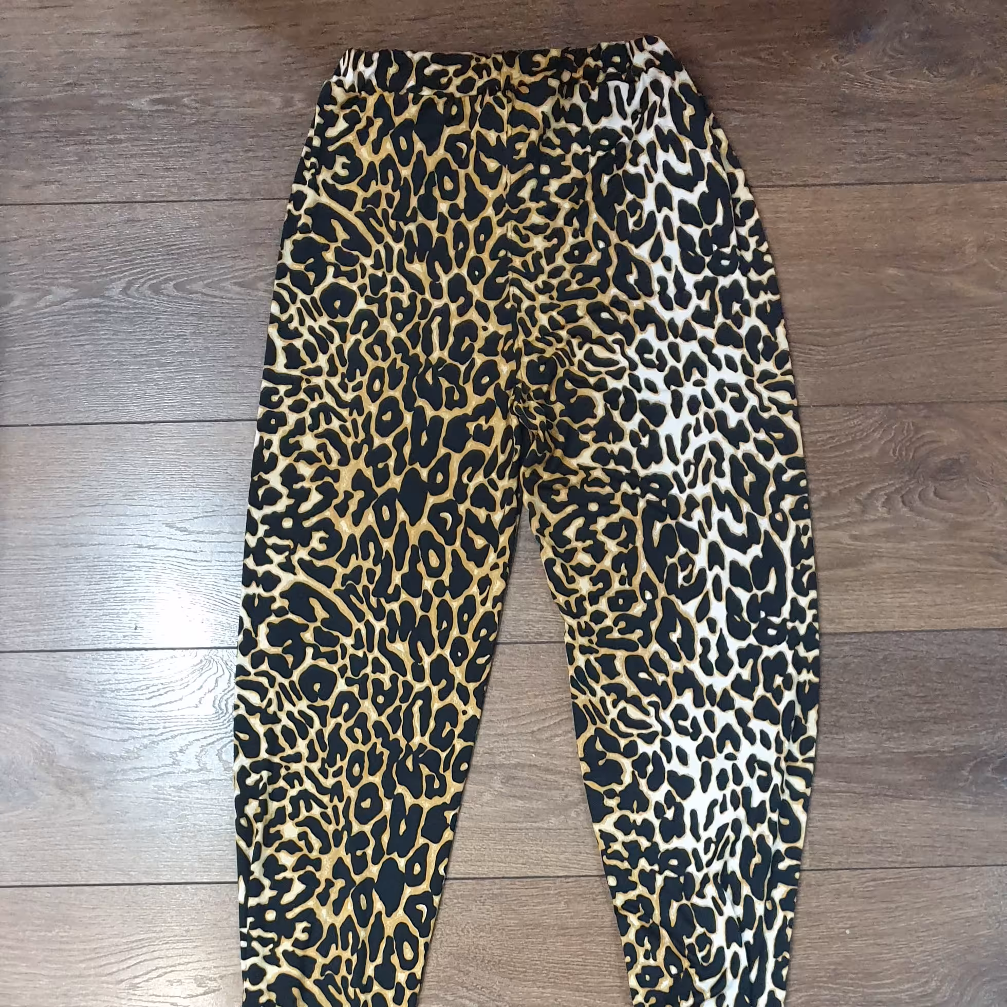 شلوار پلنگی
پایین گت دار
فری سایز مناسب سایز 36 تا 46
بسیار با کیفیت