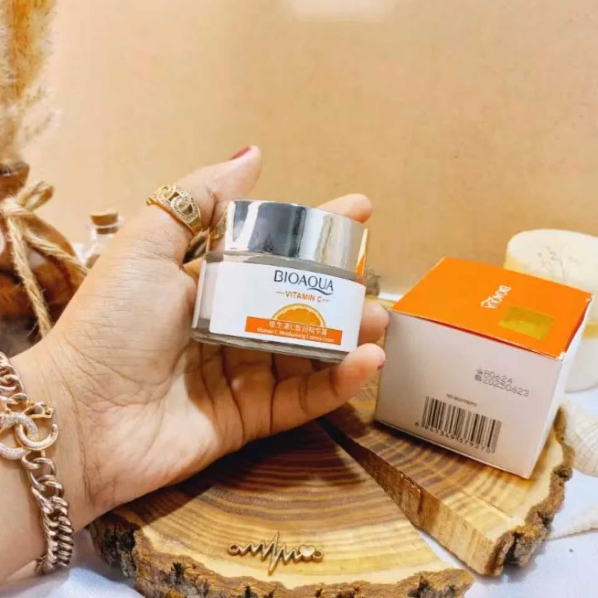 کرم آبرسان ویتامین سی بیواکوا