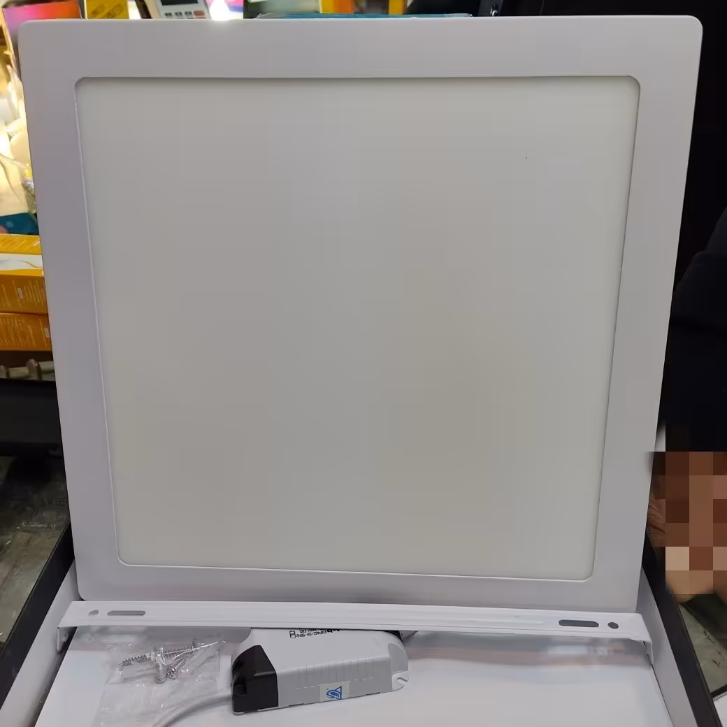 پنل ال ای دی 26 وات روکار مربع دلتا . رنگ سفید (12 ماه گارانتی تعویض)