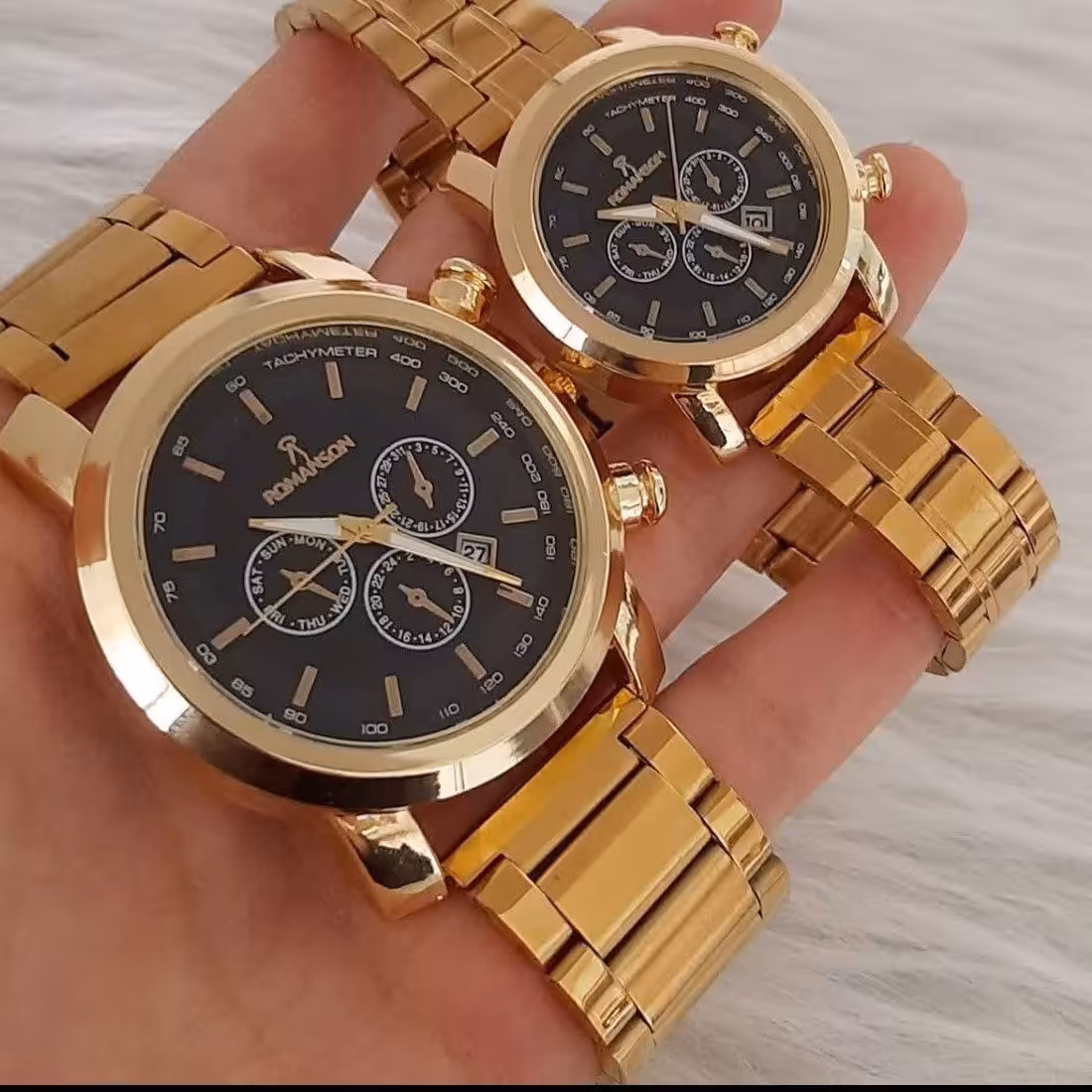 ساعت زنانه و مردانه ست مارک رومانسون بند استیل طلایی صفحه مشکی قاب طلایی طرح سه موتوره دارای تقویم شش ماه گارانتی موتور 