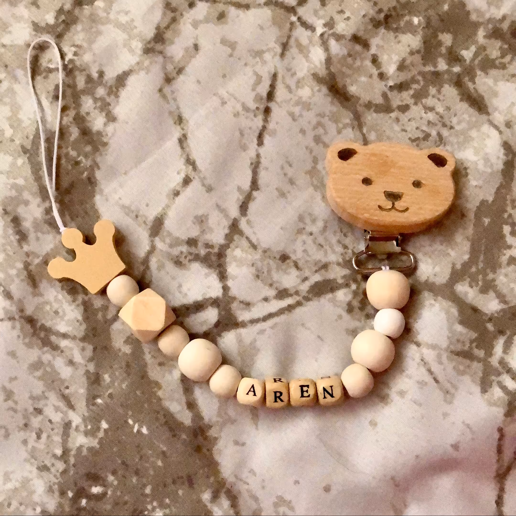 بند پستونک چوبی با اسم نوزاد طرح خرس و تاج