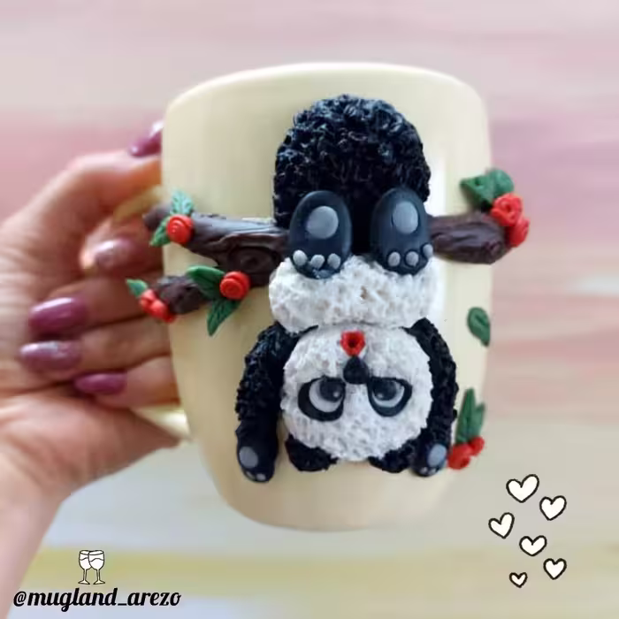 ماگ عروسکی پاندای شیطون ، جنس ماگ سرامیک و جنس عروسک خمیر ایتالیایی و قابل شستشو 