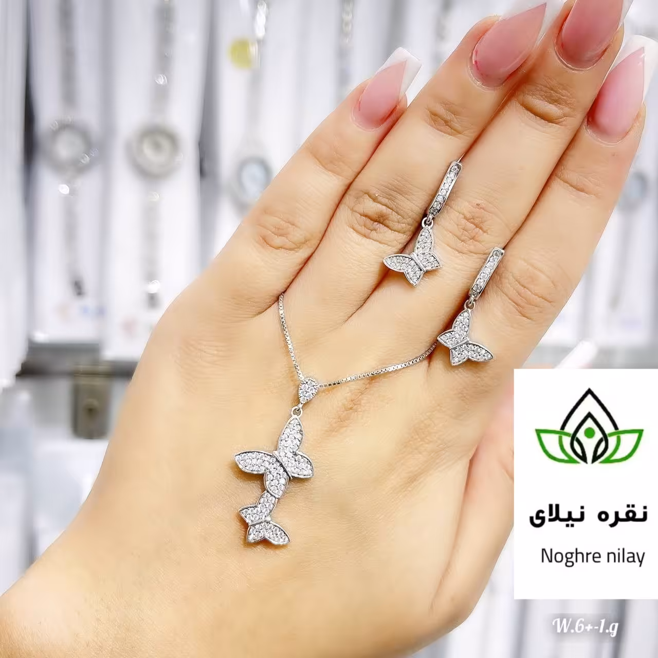 نیم ست نقره طرح پروانه  با عیار 925و آبکاری طلا   مناسب برای شیک پسندها  و هدیه دارای فاکتور معتبر و ارسال رایگان 