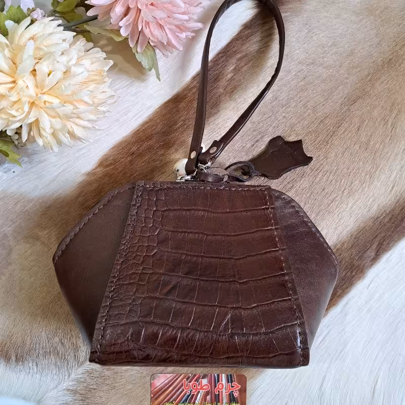 کیف چرم طبیعی گاوی دستدوز کیف دومنظوره آرایشی ومچی به ابعاد 22در 13 پهنا 10