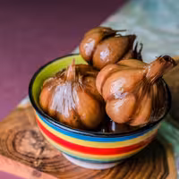 ترشی سیر  نیم کیلویی یک ساله با شیره خرما