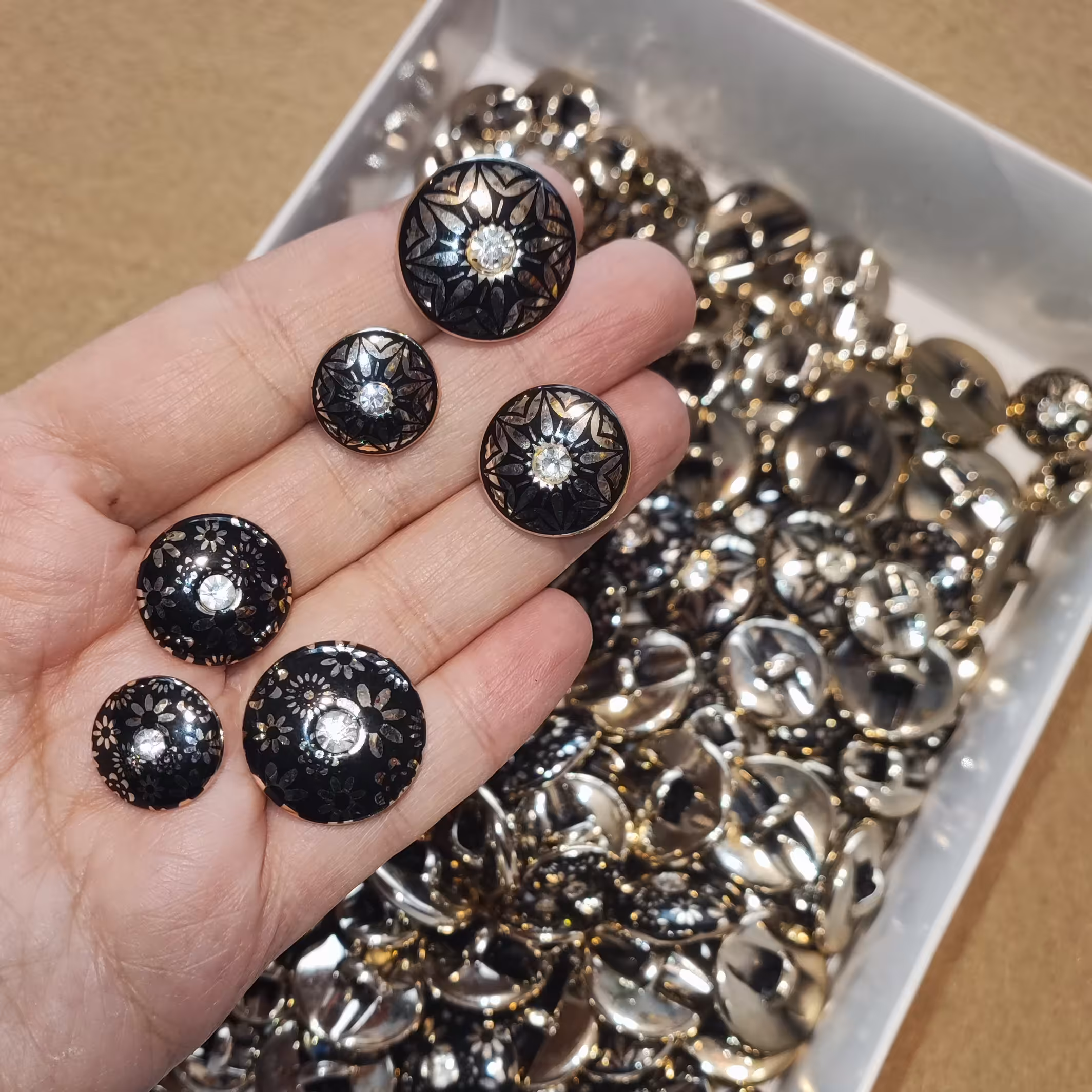 دکمه  نگین دار