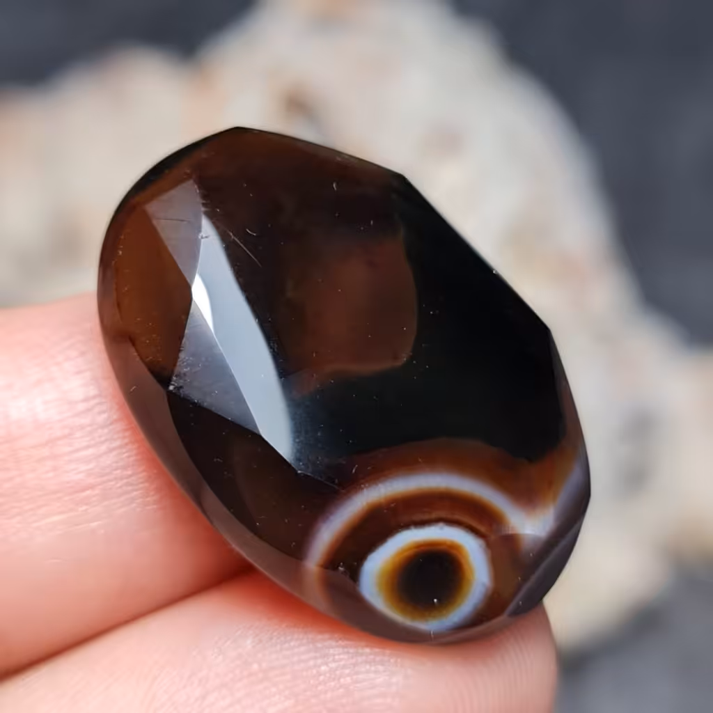  نگین فوق العاده زیبای سنگ عقیق خراسانی  اصل معدنی  با تراش فست
کد 26698