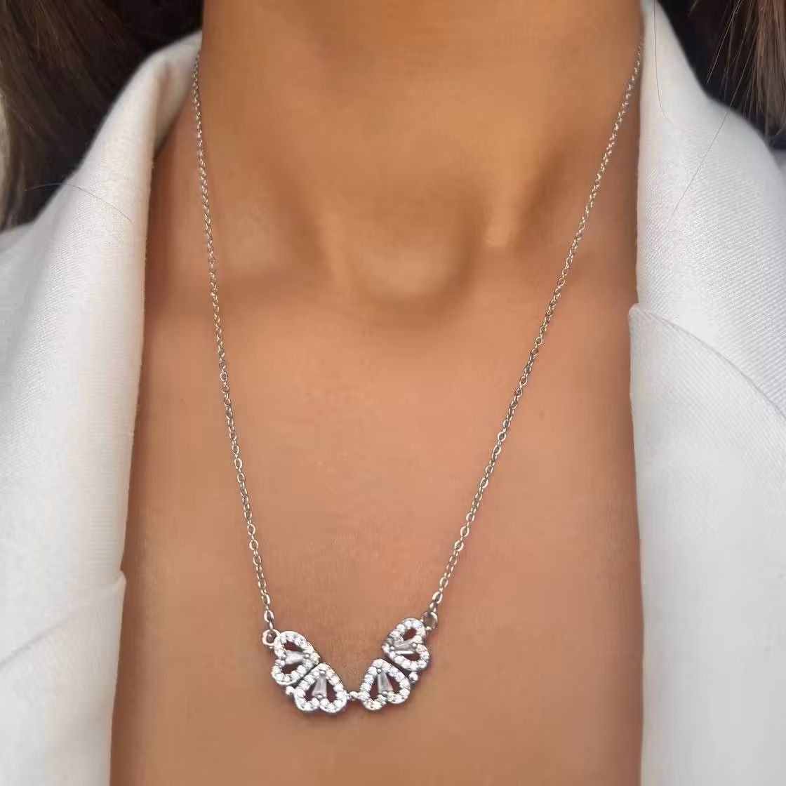 گردنبند مگنتی  آهنربایی ( دوحالته ) گل چهار برگ نشانه گل شبدر پرنگین و بسیار پرطرفدار ،تمام استیل و رنگ ثابت و ضدحساسیت 