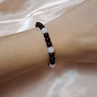 دستبند مشکی سفید ساخته شده با مهره های پلاستیکی در اندازه های مختلف