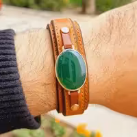 دستبند چرم طبیعی با قاب نقره دستساز و نگین عقیق سبز 