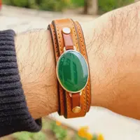 دستبند چرم طبیعی با قاب نقره دستساز و نگین عقیق سبز 