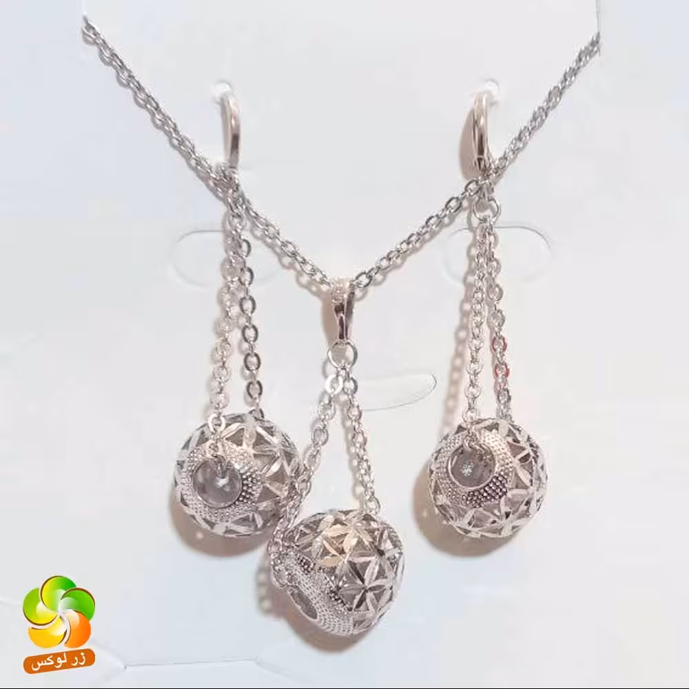 نیم ست زنانه استیل نقره ای مدل توپ آویز دار