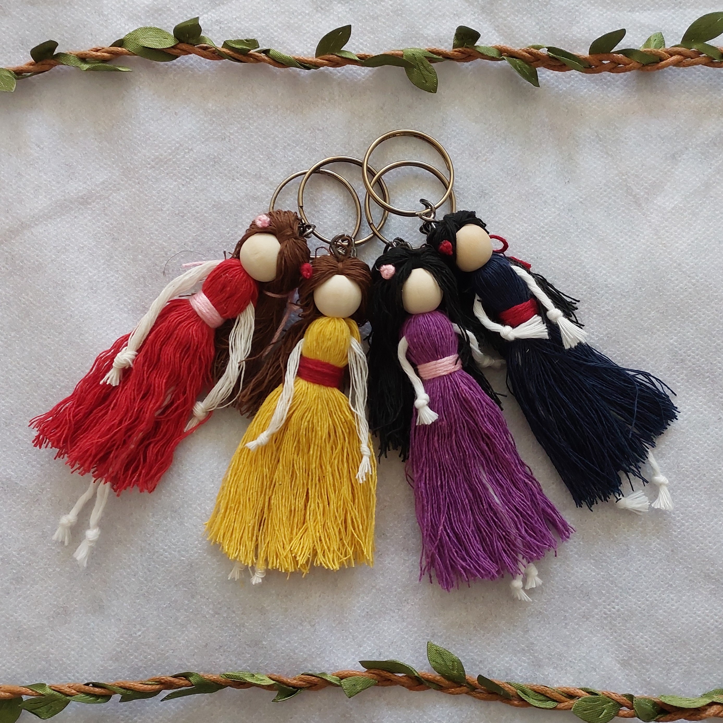 عروسک سر کلیدی مکرومه در چهار رنگ زرد سرمه ای قرمز و بنفش فروش به صورت تک