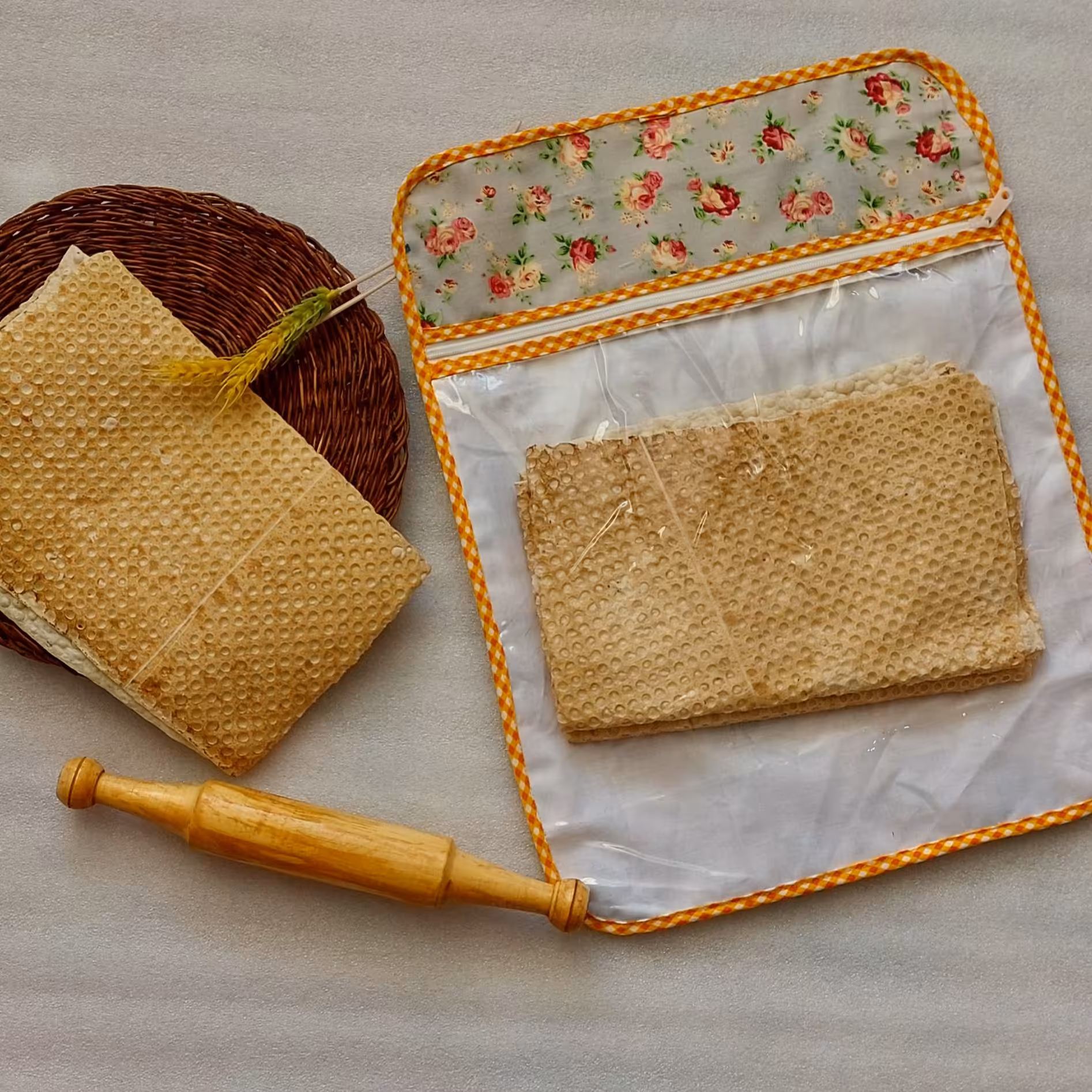  کیف  نان داخل یخچال اندازه 35در45 دارای رنگبندی  3 لایه(پارچه  سفره و آستری) 