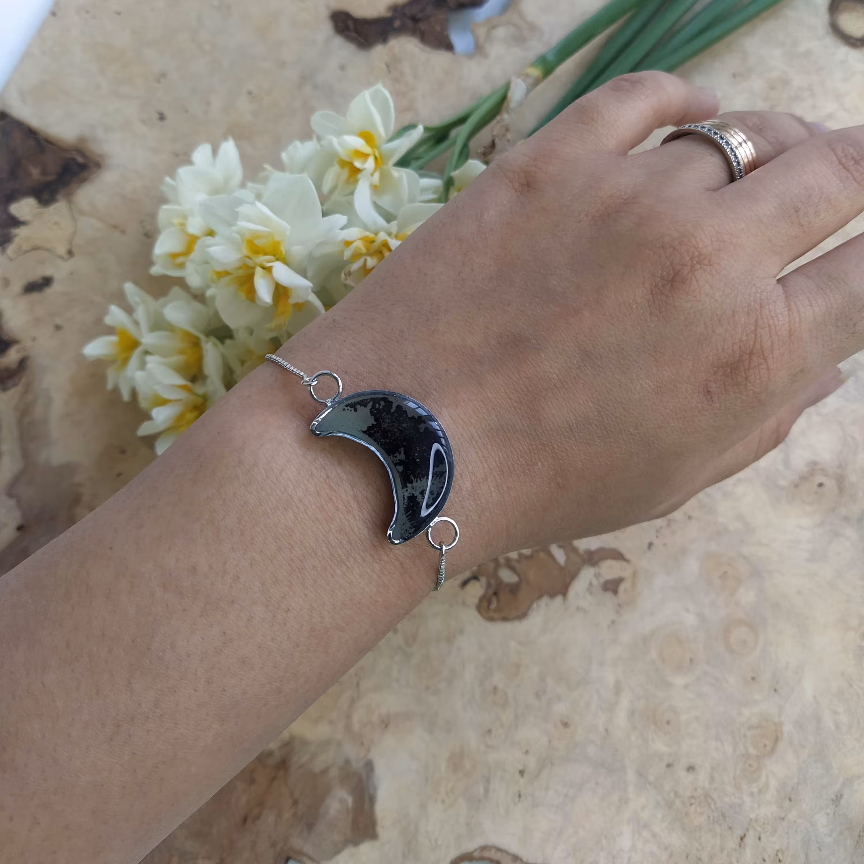 دستبند هلال ماه شب تاب 