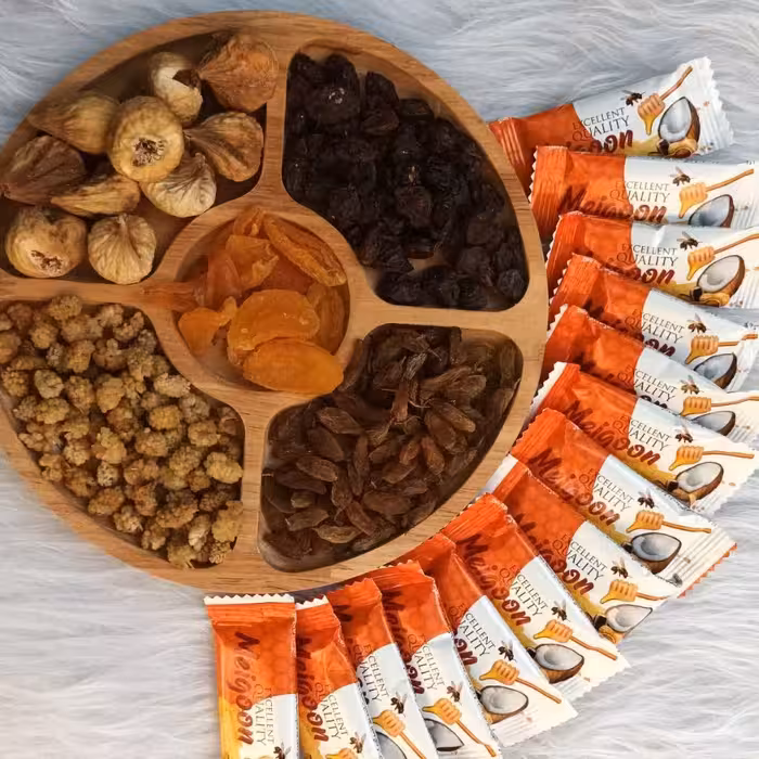 شکلات عسلی میگون تهیه شده از عسل طبیعی کنجد پودرنارگیل و مغزیجات تازه و کمی روغن حیوانی